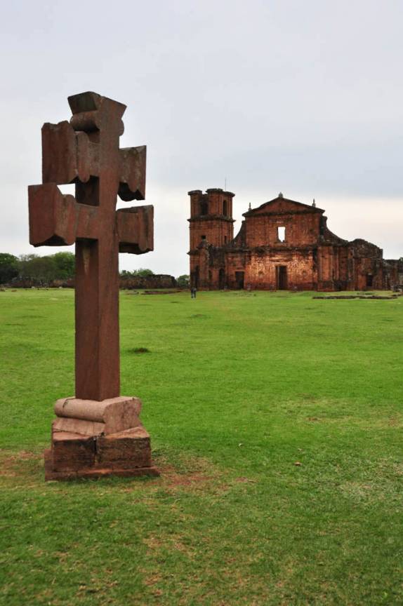 A cruz dupla nos jardins da antiga Missão em São Miguel das Missões, no Rio Grande do Sul